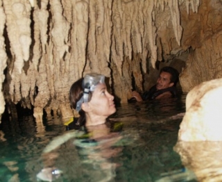 Nadando en el cenote